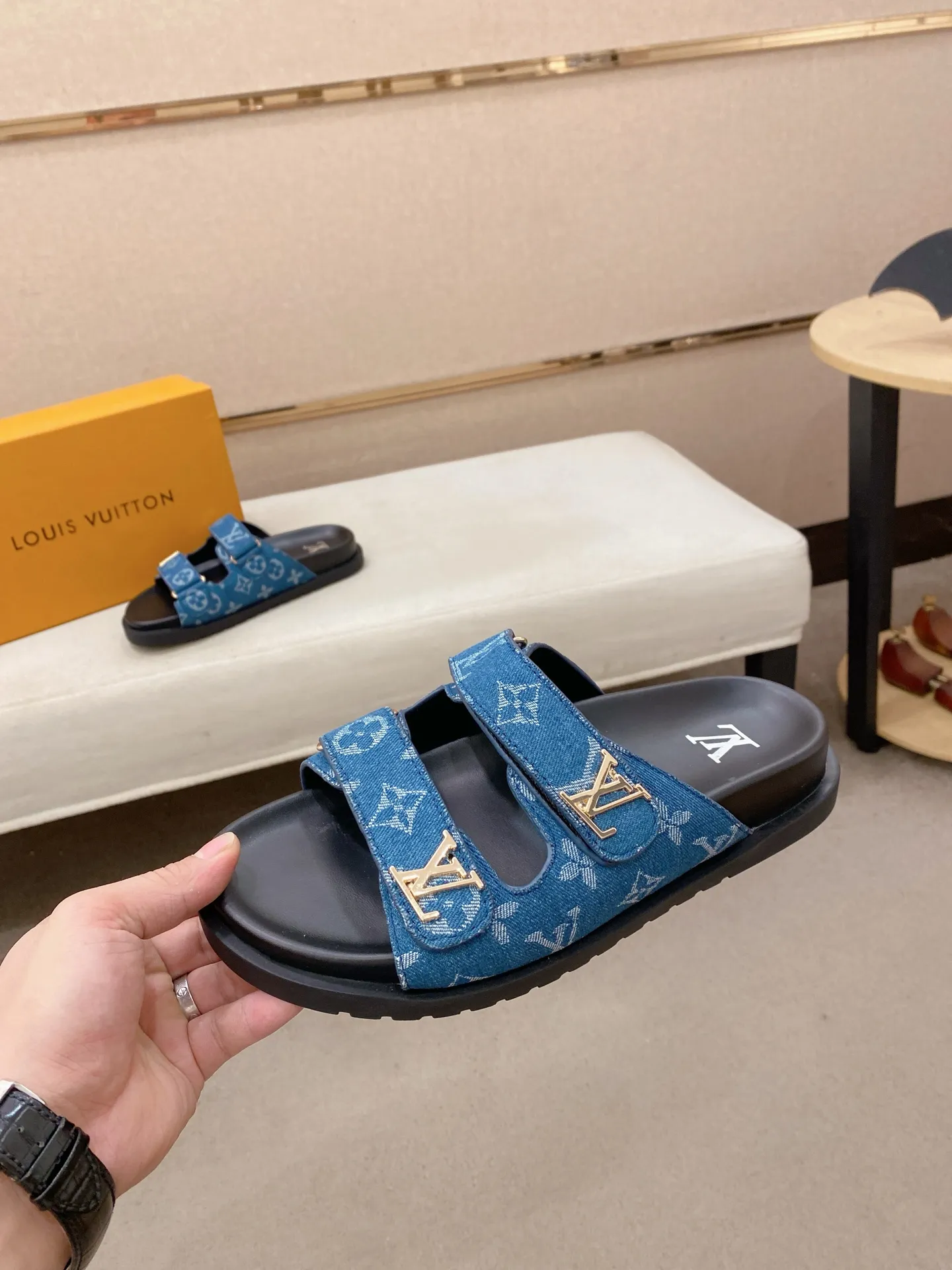 Men's shoes💰: 320💰Made by LV🔍Top purchasing agent, men's spring and summer slippers are available at the same counter. The uppers are made of cowhide imported from Italy, with logo graphics and high-quality craftsmanship. Soles: original soles specially provided by the original factory. Exclusive molded soles are super comfortable. Original goods with single order, 🔍🔍high quality, you can enter and exit the counter at will. Welcome to compare, code number 38-44. Can be customized45